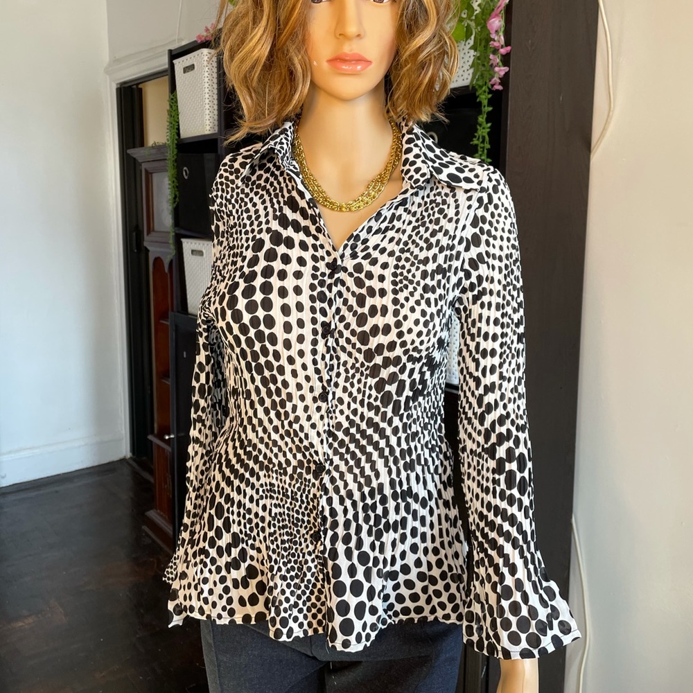 Black and white polkadot shirt 🖤